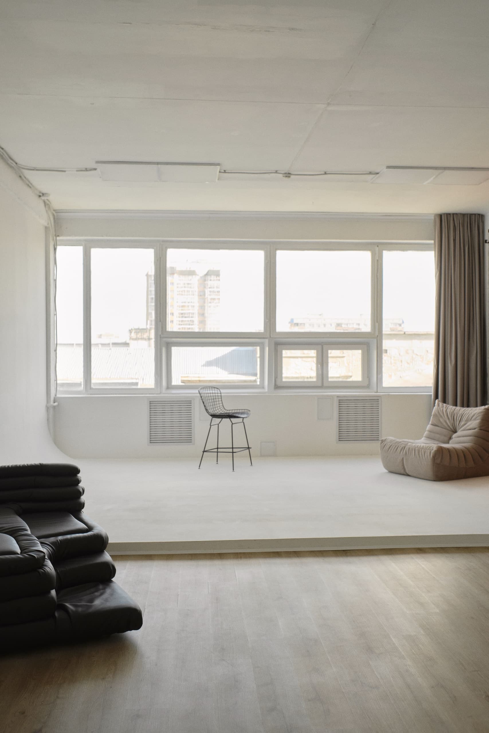 Интерьер зала Циклорама - циклорама и мебель