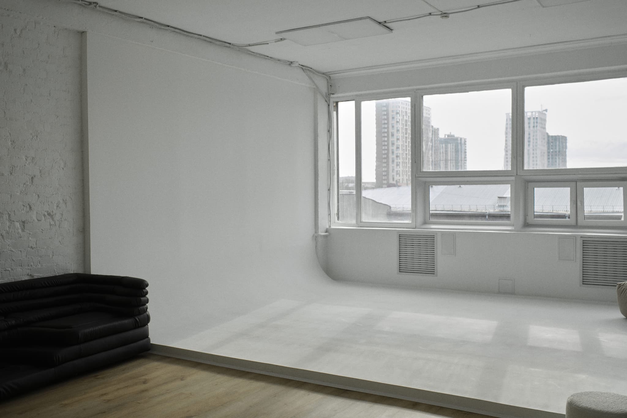 Интерьер зала Циклорама - циклорама и освещение