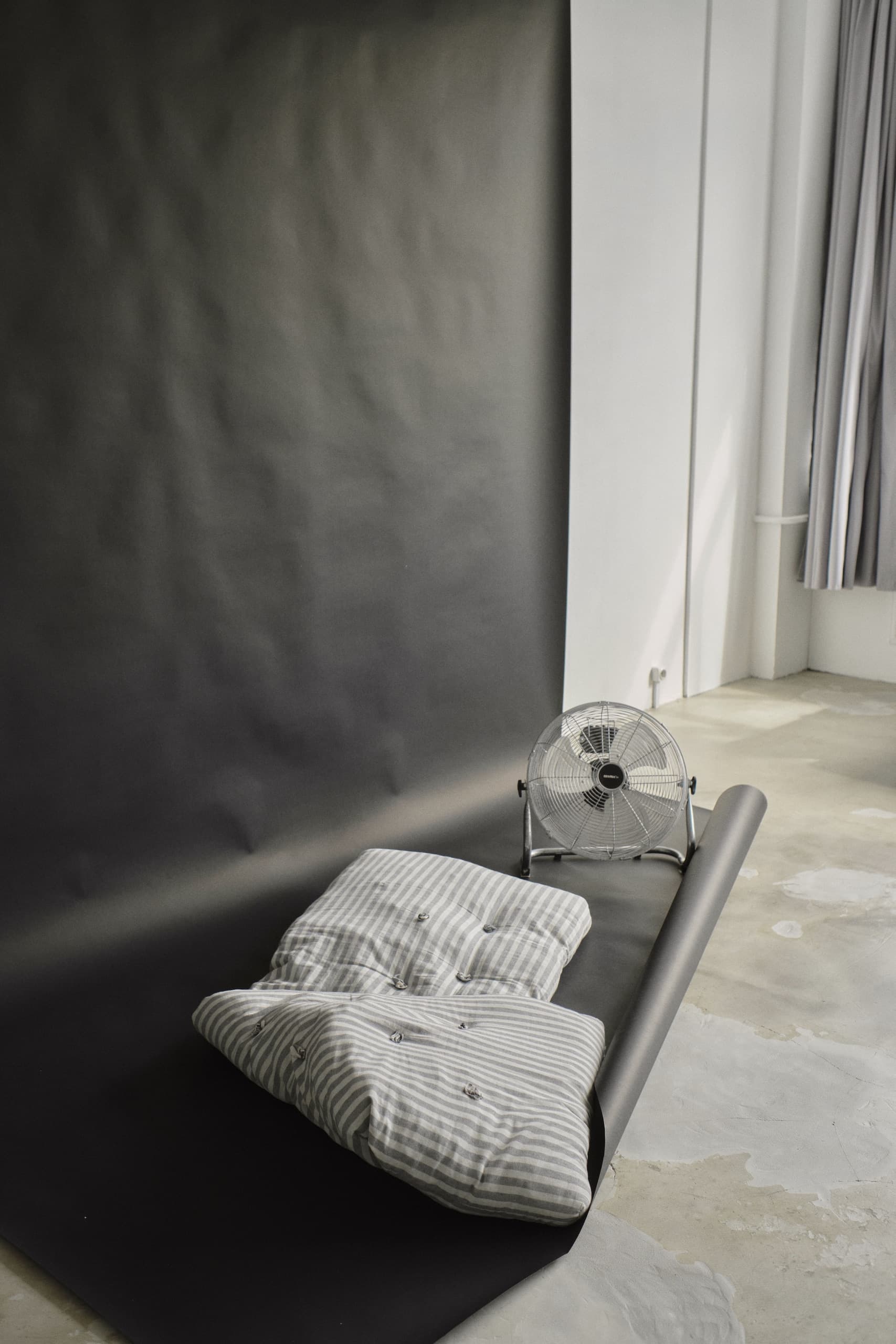 Интерьер зала Первый - черный фон и декорации